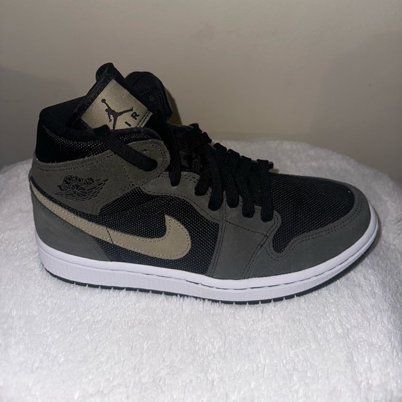 2019 Wmns Air Jordan 1 Mid 'Olive' - Picture 3 of 5